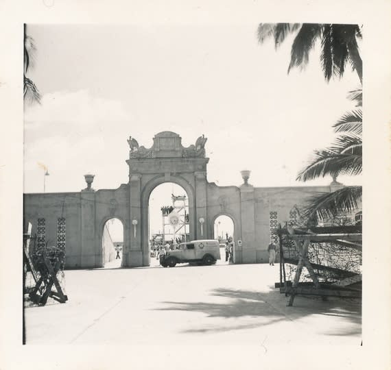 Waikiki Natatorium, 1942 (<a href="http://www.ebay.com/itm/WWII-1942-Barb-Wire-at-Waikiki-Natatorium-Pool-towel-van-Hawaii-SMALL-Photo-/380898108616?pt=LH_DefaultDomain_0&hash=item58af4be4c8" rel="nofollow noopener" target="_blank" data-ylk="slk:Screenshot from eBay;elm:context_link;itc:0;sec:content-canvas" class="link ">Screenshot from eBay</a>)