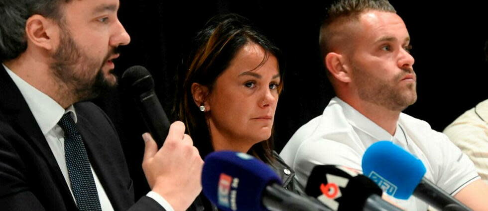 Les parents de la petite Lindsay, et leur avocat Pierre Debuisson (à gauche), lors d'une conférence de presse, le 1er juin 2023.  - Credit:DENIS CHARLET / AFP