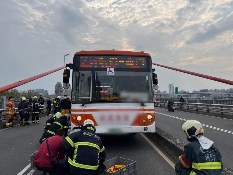 <strong>警消到場將蔡姓騎士從車抵救出時已明顯死亡。（圖／翻攝畫面）</strong>