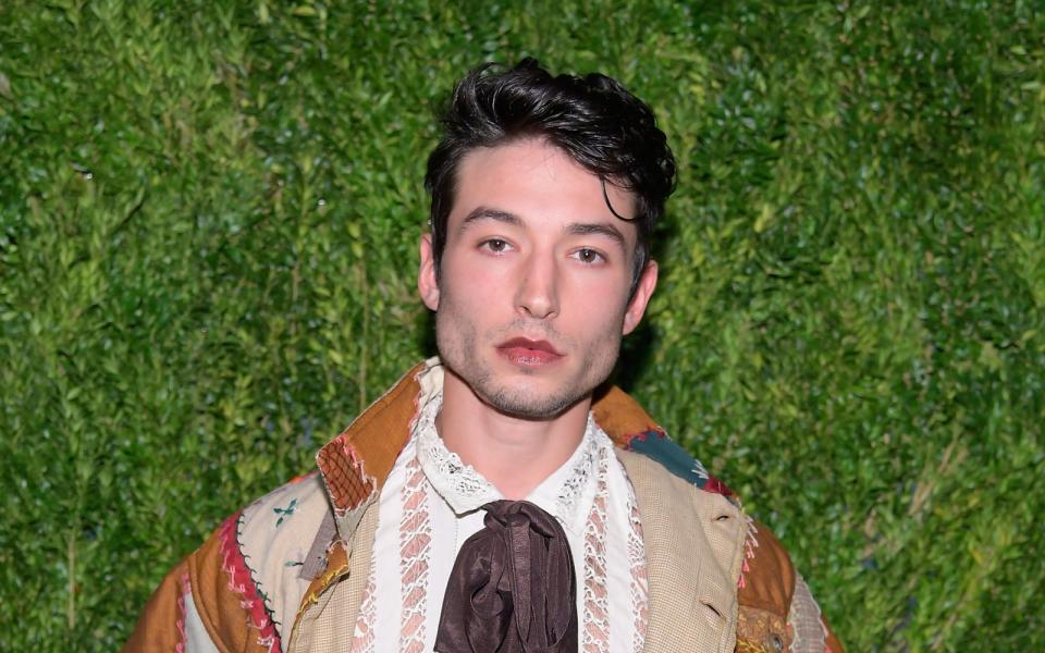 Ezra Miller steht derzeit in der Kritik wegen rechtlicher Schwierigkeiten. Produzent Andy Muschietti hält jedoch weiterhin an Miller als beste Besetzung für den Superhelden "The Flash" fest und spricht sich für die Leistung am Set aus. (Bild: 2018 Getty Images/Roy Rochlin)