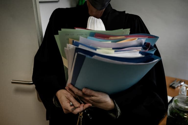 Un magistrat porte des dossiers dans son bureau du palais de justice de Vienne, en Isère, le 11 janvier 2022 (photo d'illustration). - JEFF PACHOUD © 2019 AFP