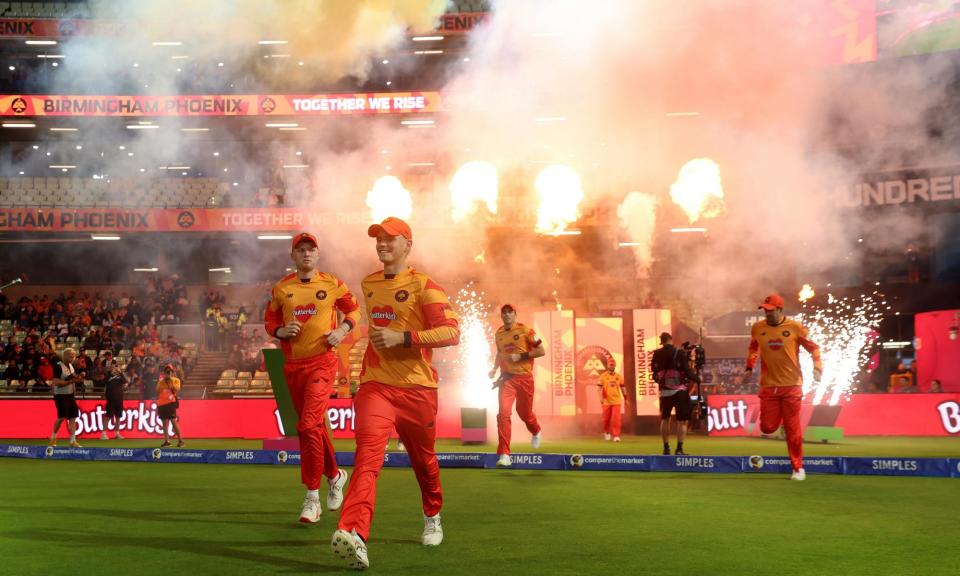 <span>Jacob Bethell (centre) and his Birmingham Phoenix teammates will take on Southern Brave on Saturday for a place in the men’s final.</span><span>Photograph: Nathan Stirk/ECB/Getty Images</span>