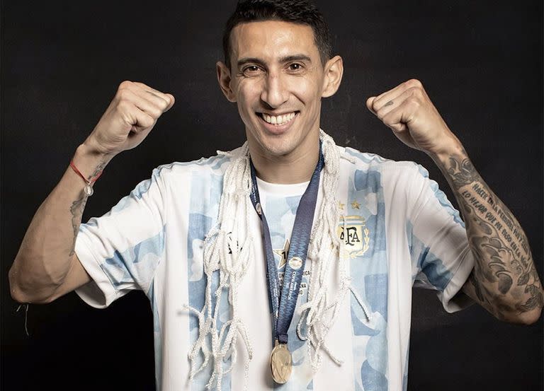 La foto que tanto tiempo esperó Ángel Di María: con la medalla de campeón, con un trozo de la red del Maracaná, un recuerdo para siempre después del gol que cortó 28 años de sequía para la selección mayor