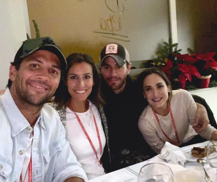 Enrique Iglesias con sus hermanas y Fernando Verdasco