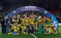 Football - Portugal v Sweden - UEFA European Under 21 Championship - Czech Republic 2015 - Final - Eden Arena, Prague, Czech Republic - 30/6/15 Sweden celebrate winning the final with the trophy Action Images via Reuters / Lee Smith Livepic