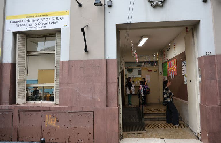 La entrada de la escuela primaria común N° 23, Bernardino Rivadavia, en Once