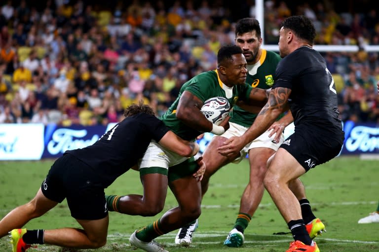 South African winger Sibusiso Nkosi (centre) plays against New Zealand in the 2021 Rugby Championship match. (Patrick HAMILTON)