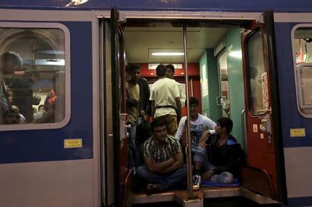 Migrants board a train at Keleti train station in Budapest, Hungary, September 5, 2015. REUTERS/David W Cerny