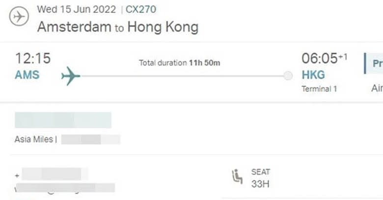 港人在國泰航空預訂由倫敦經阿姆斯特丹返港的中轉航班。