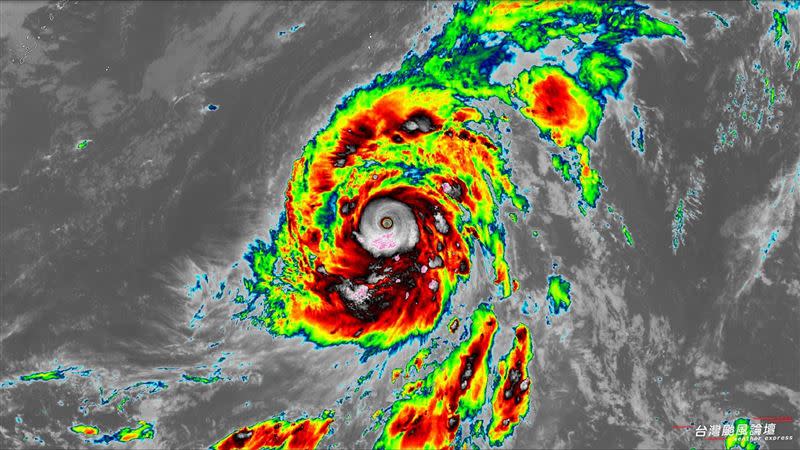 布拉萬颱風強度達極限，與瑪娃颱風並列2023颱風風王。（圖／翻攝自 台灣颱風論壇｜天氣特急、氣象署）
