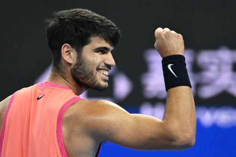 El tenista español Carlos Alcaraz celebra un punto durante la final del torneo ATP 500 de Pekín contra el italiano Jannik Sinner, el 2 de octubre de 2024 en la capital china (Greg Baker)