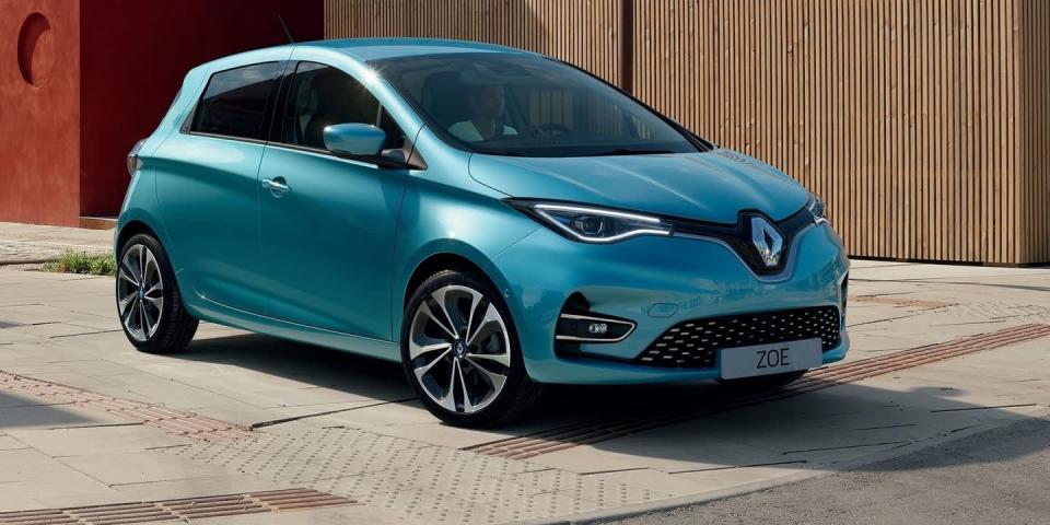 <p>Desde su llegada, el <a href="https://www.caranddriver.com/es/coches/novedades/a58019/renault-zoe-2020/" rel="nofollow noopener" target="_blank" data-ylk="slk:Renault Zoe" class="link ">Renault Zoe</a> de nueva generación se ha situado en lo más alto de los rankings de ventas de vehículos eléctricos en Europa. Dispone de dos niveles de potencia (110 y 135 CV) y dos paquetes de baterías diferentes (40 y 50 kWh), con una autonomía de hasta 390 kilómetros.</p>