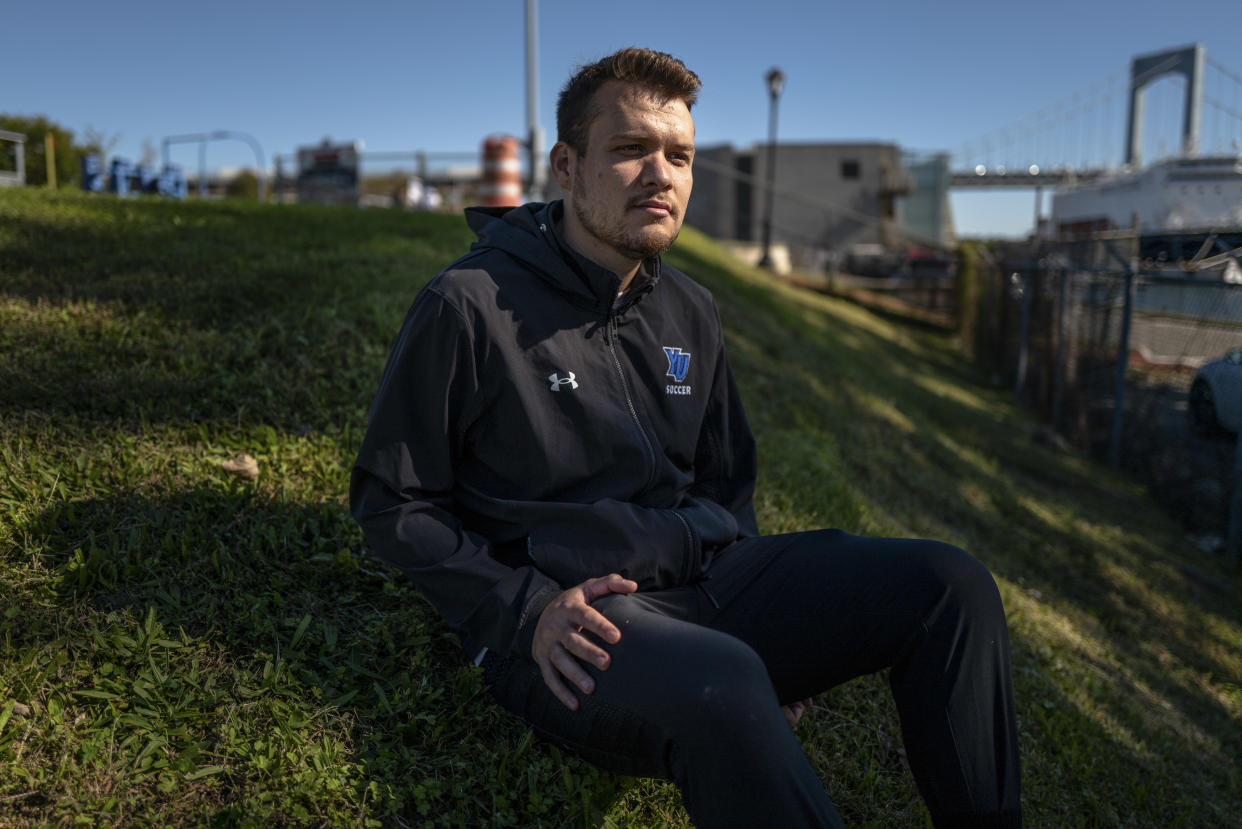 Yonatan Reiter, exsoldado israelí y capitán del equipo de fútbol masculino de la Universidad Yeshiva, en una práctica en Teaneck, Nueva Jersey, el 12 de octubre de 2023. (Jonah Markowitz/The New York Times)

