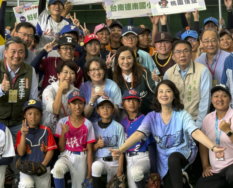 台灣女子棒球聯賽開賽  蕭副總統與選手合影 第5屆U12台灣女子棒球聯賽17日在台南開賽，副總統 蕭美琴（2排左3）、台南市長黃偉哲（2排左5）等人 出席，與參賽選手合影。 中央社記者張榮祥台南攝  113年8月17日 