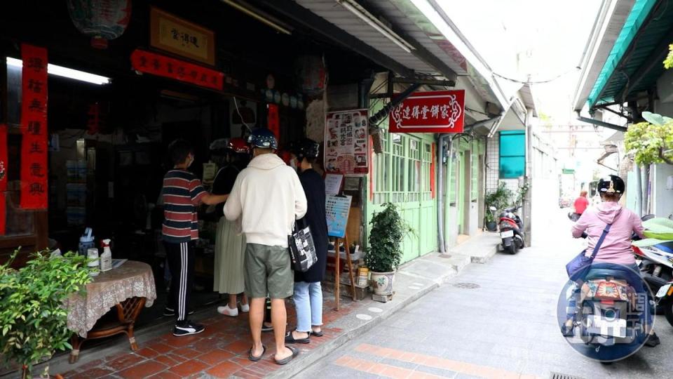 「連得堂餅家」開在台南的小巷子裡，走到巷口就能隱約聞到煎餅的香氣。