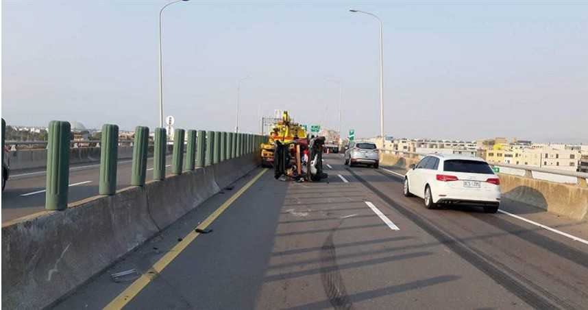 油罐車擦撞小客車造成小客車翻覆。（圖／民眾提供）