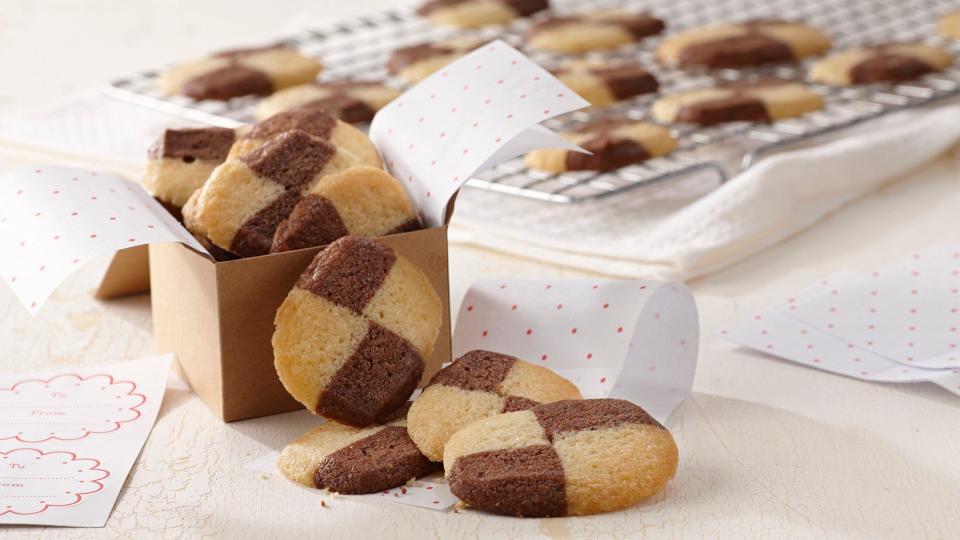 <p>Can’t decide between baking chocolate or almond cookies for your family? Why not do both in one?</p> <p><a href="https://www.thedailymeal.com/recipes/checkerboard-cookies-recipe-0?referrer=yahoo&category=beauty_food&include_utm=1&utm_medium=referral&utm_source=yahoo&utm_campaign=feed" rel="nofollow noopener" target="_blank" data-ylk="slk:For the Checkerboard Cookies recipe, click here.;elm:context_link;itc:0;sec:content-canvas" class="link ">For the Checkerboard Cookies recipe, click here.</a></p>