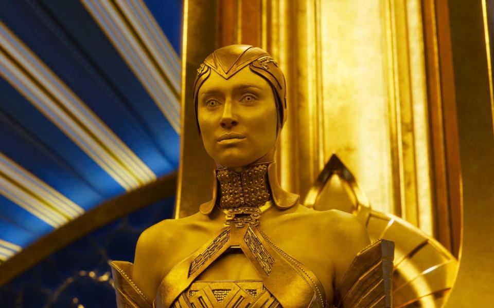 Obwohl Ayesha (Elizabeth Debicki) nur als Nebenrolle bei "Guardians of the Galaxy Vol. 2" zu sehen ist, sollte die mächtige Hoherpriesterin nicht unterschätzt werden. Mit ihren Kräften ist Ayesha sogar in der Lage, Lebensformen zu entwickeln. Am Ende von "Guardians of the Galaxy Vol. 2" ist zu sehen, wie sie eine neue Lebensform der Sovereign erschafft, die sie Adam nennt. Diese Figur wird wahrscheinlich in "Guardians of the Galaxy Vol. 3" eine wichtige Rolle spielen. (Bild: 2016 Disney / Marvel Studios)