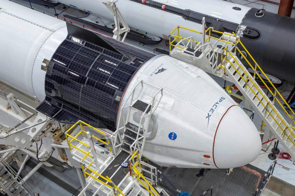 spacex crew dragon spaceship falcon 9 rocket demo2 demo 2 mission hangar kennedy space center ksc EYgh5jHWAAcSEtN