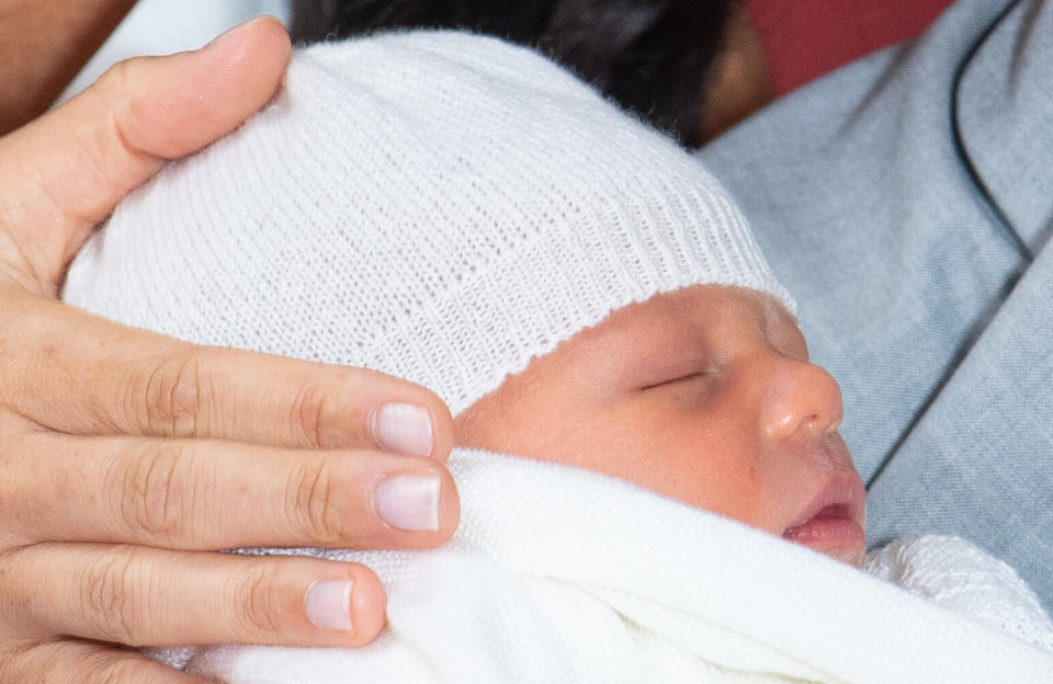 WINDSOR, ENGLAND - MAY 08: Prince Harry, Duke of Sussex and Meghan, Duchess of Sussex, pose with their newborn son during a photocall in St George's Hall at Windsor Castle on May 8, 2019 in Windsor, England. The Duchess of Sussex gave birth at 05:26 on Monday 06 May, 2019. (Photo by Dominic Lipinski - WPA Pool/Getty Images)