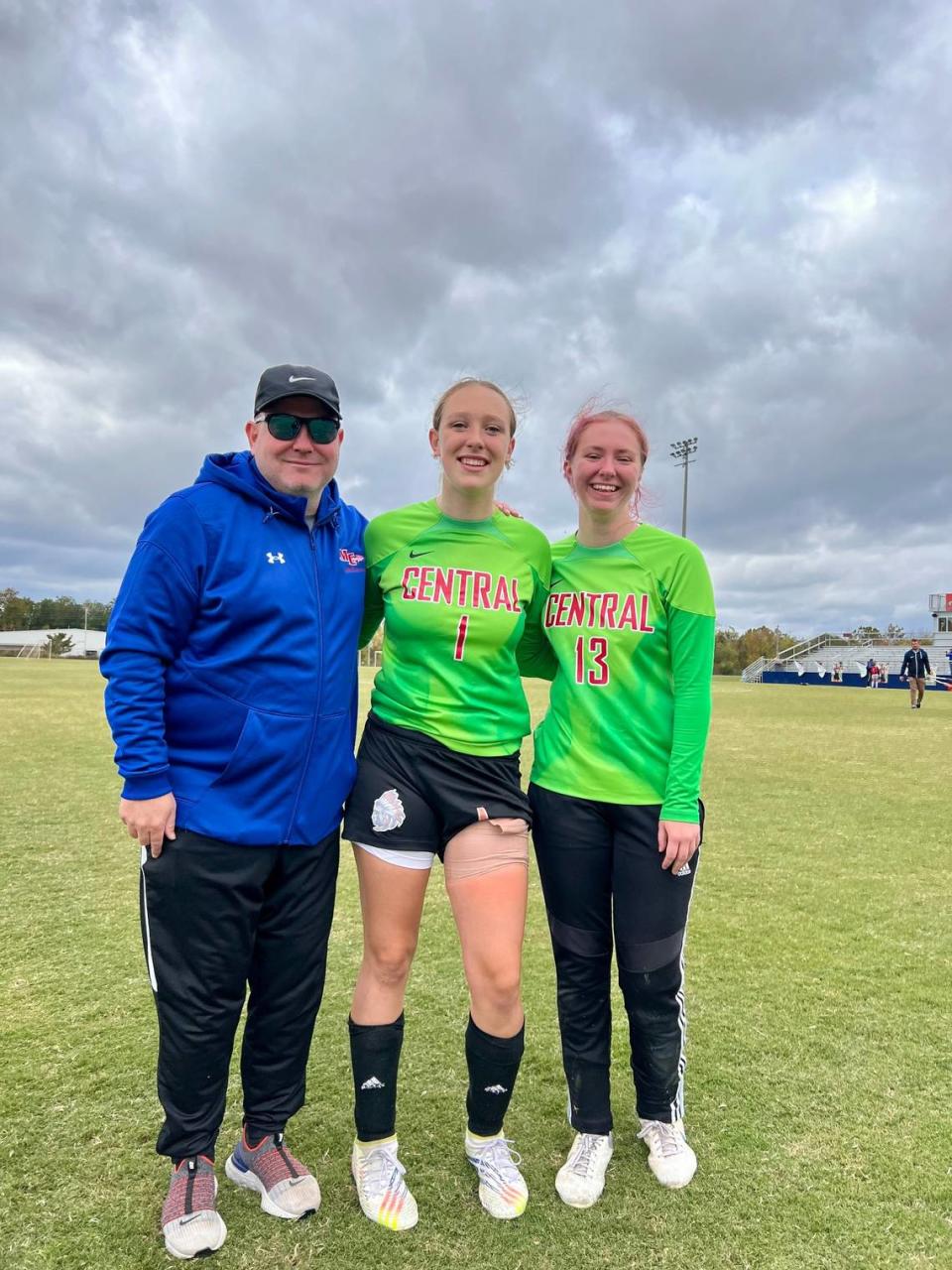 Madison Central head coach Steven Nash with goalkeepers Abby Moore (1) and Becca Gordon (13).