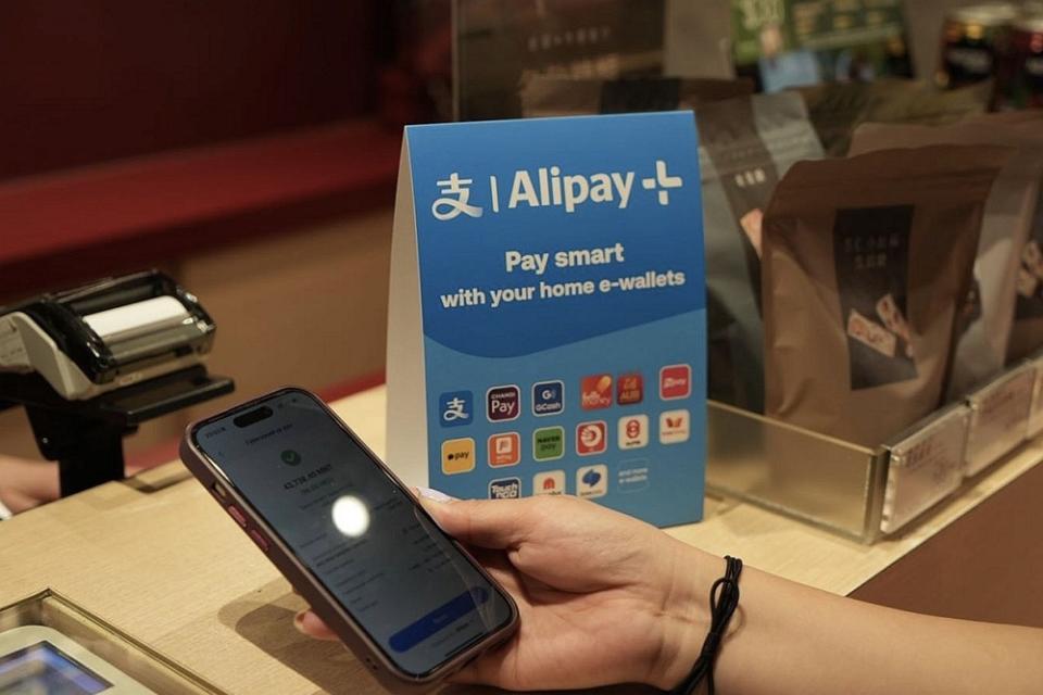 Users of Touch ‘n Go eWallet and MyPB by Public Bank Berhad can enjoy seamless QR payments in Hong Kong with wider acceptance. — SoyaCincau pic