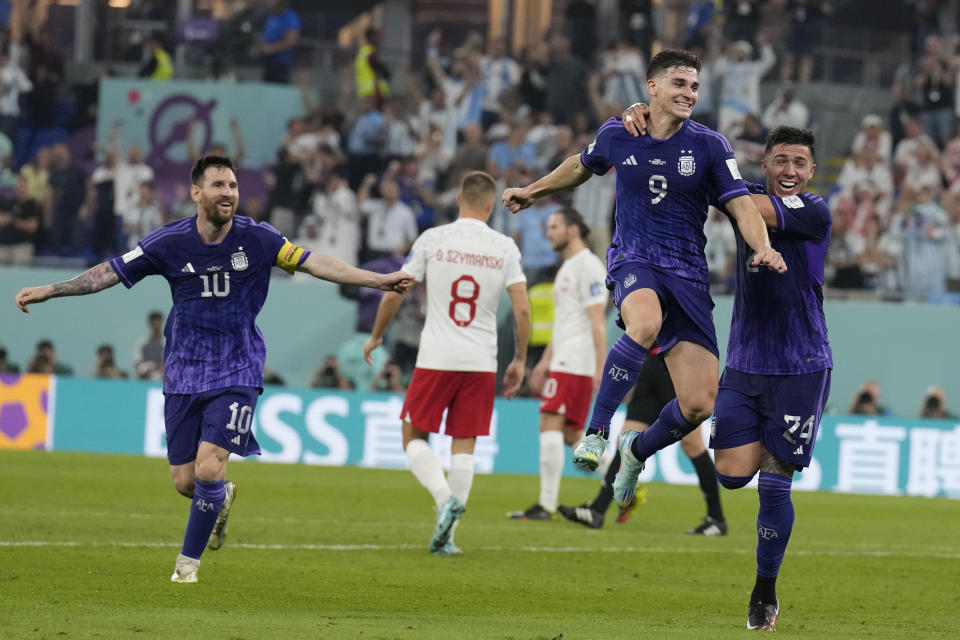 Julián Álvarez (izquierda) celebra tras anotar el segundo gol de Argentina en la victoria 2-0 ante Polonia en el Grupo C del Mundial, el miércoles 30 de noviembre de 2022, en Doha, Qatar. (AP Foto/Natacha Pisarenko)