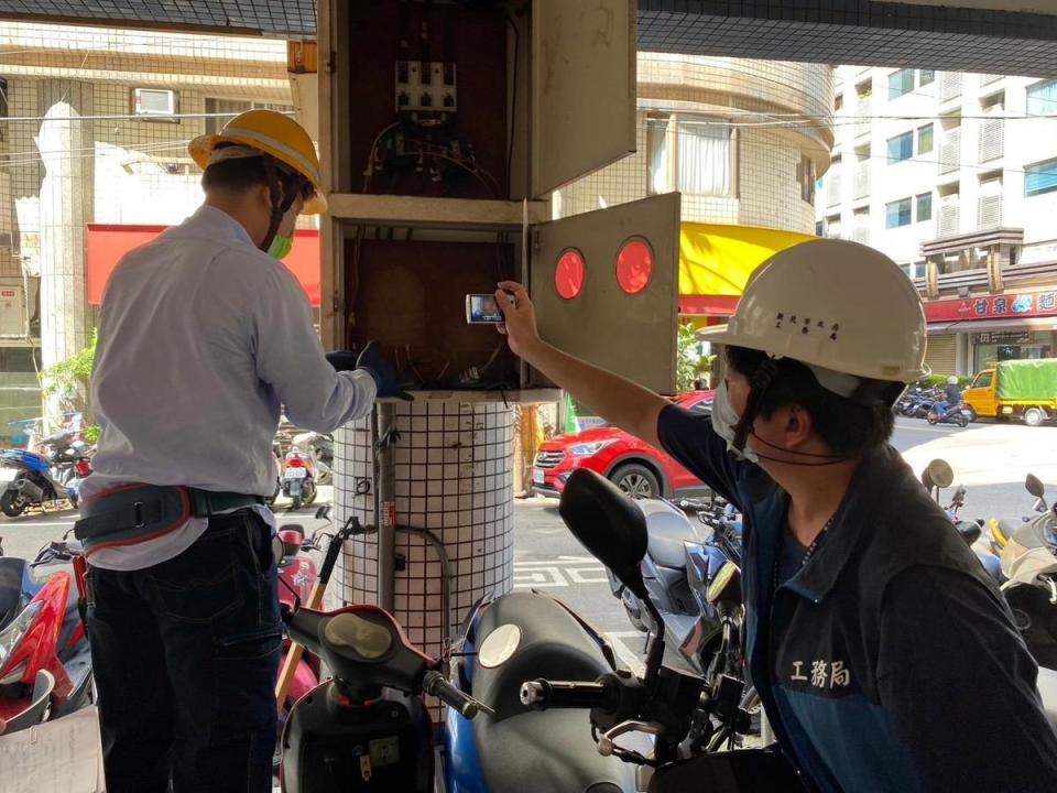 新北工務局最近針對板橋大同街一處地下室違規隔成10間套房出租，執行強制斷電處分，以維護公共安全。（新北工務局提供）