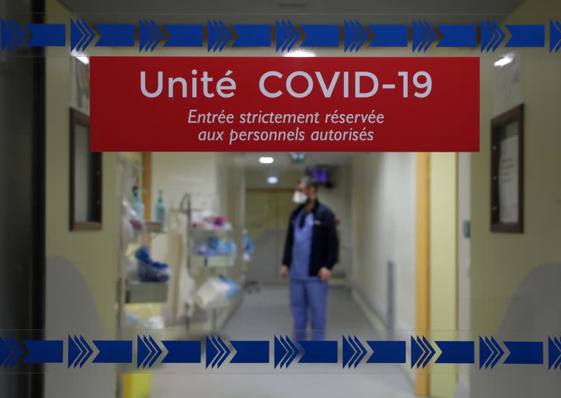 FOTO DE ARCHIVO: Miembros del personal médico en la Unidad de Cuidados Intensivos (UCI) en el hospital La Timone de Marsella en Francia