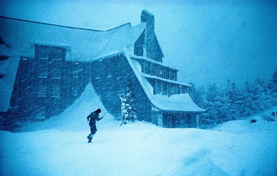 Zugegeben, man sieht unter dem Schnee nicht allzu viel, aber das Haus in den Bergen hat dennoch Kultstatus erlangt: In Stanley Kubricks 'Shining’ wird es zum Verhängnis für die kleine Familie von Jack Nicholson, der als Schriftsteller allmählich dem Wahnsinn verfällt.