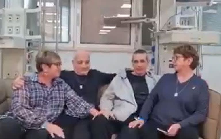 Fernando Marman y Luis Har, junto a sus parejas, en el hospital