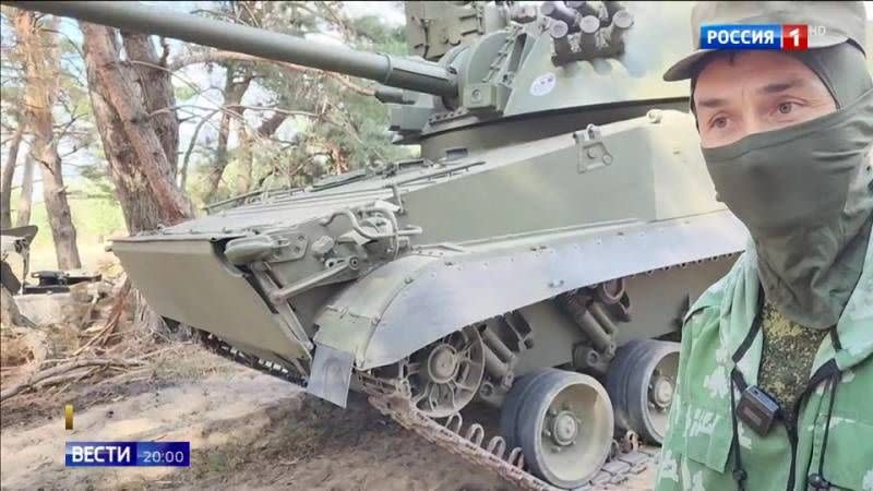 2s31 vena self propelled mortar carrier in ukraine near bakhmut with battalion commander