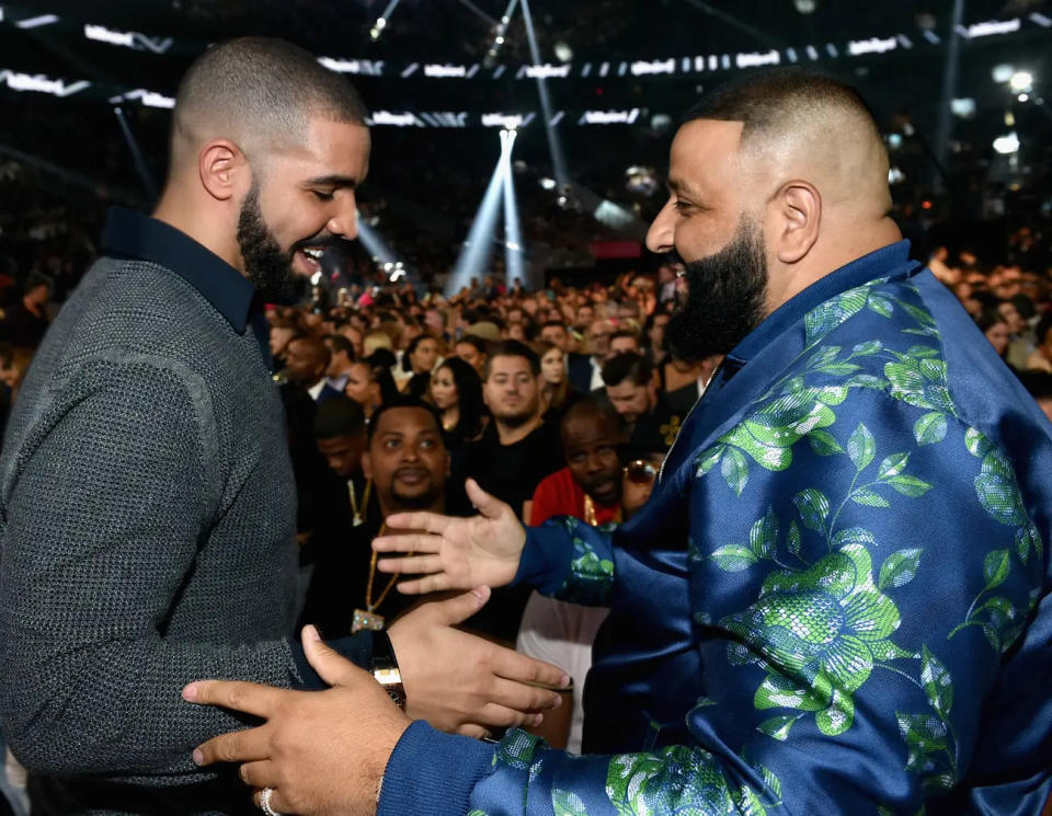 Drake und DJ Khaled besuchten 2017 gemeinsam die Billboard Awards. Im selben Jahr veröffentlichten sie den Song "To The Max". - Copyright: John Shearer/BBMA2017/Getty Images for dcp