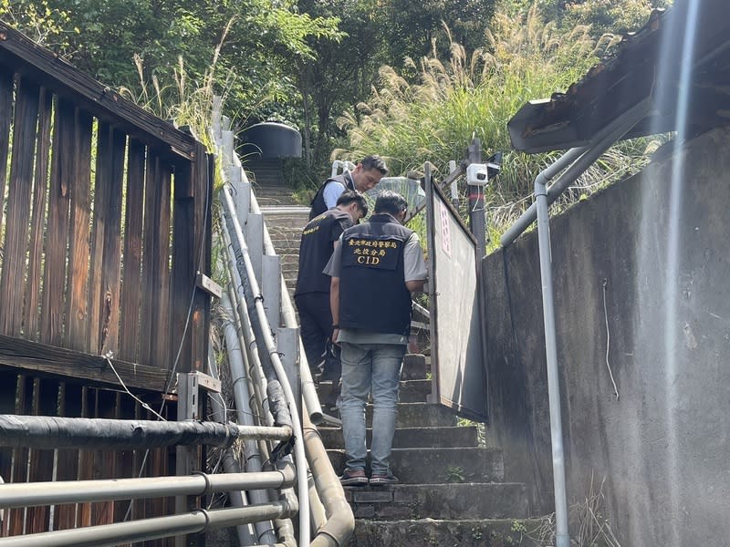 北投某湯屋遭偷拍影片頻流出  警組專案小組偵辦 台北市北投區某湯屋遭人偷拍，近日有數支影片流 出。轄區警方26日表示，目前尚未接獲報案，但已成 立專案小組進行調查，並報請士林地檢署指揮偵辦， 同時通報衛福部性影像處理中心協助下架相關影片。 （翻攝照片） 中央社記者黃麗芸傳真  113年3月26日 