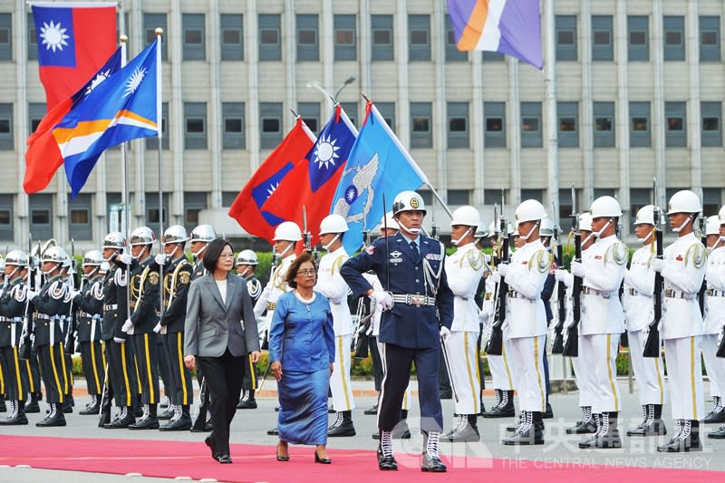 太平洋友邦馬紹爾群島共和國總統海妮（Hilda C. Heine）（中）訪台，總統蔡英文（左）27日下午在總統府前廣場以軍禮歡迎。（中央社）