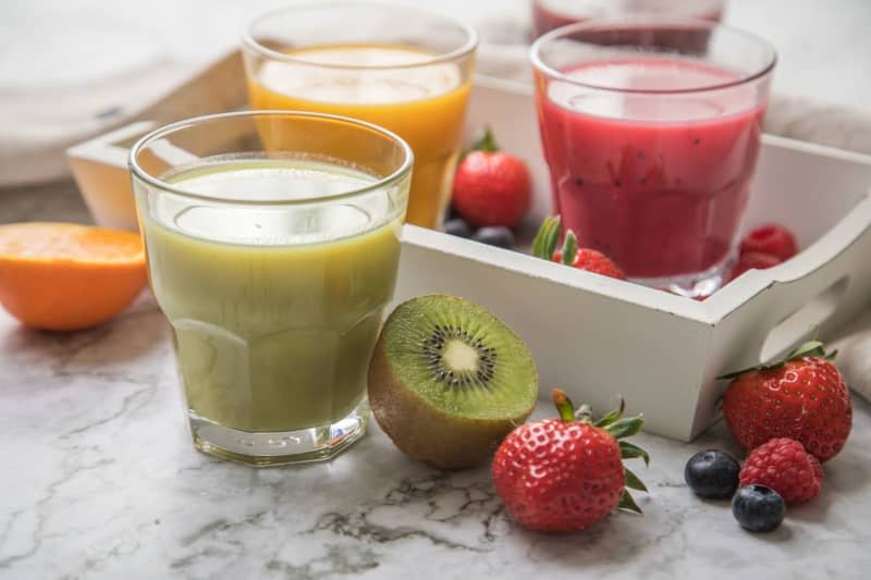 Just juice and water for a few days: Some argue this will do your body good and help you shed some extra weight. We asked health experts what exactly juice diets do and how useful they are. Christin Klose/dpa