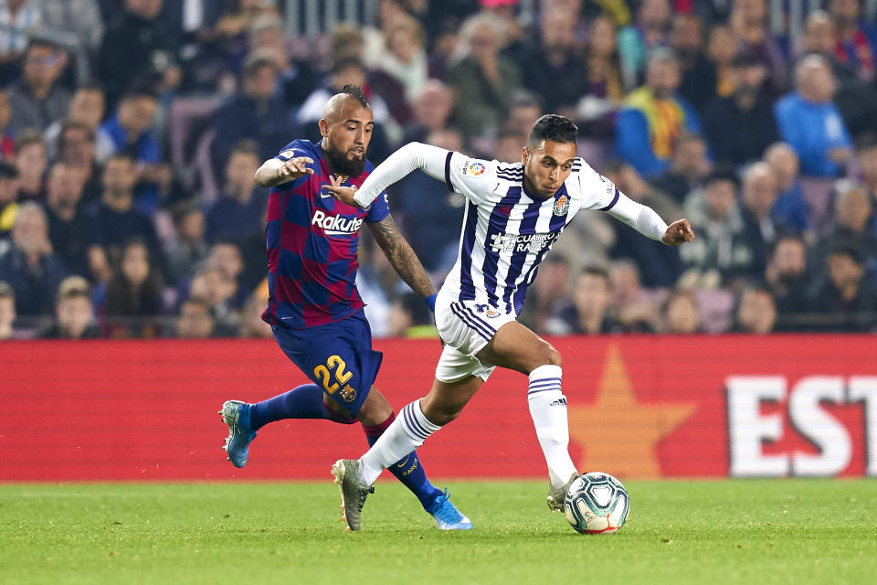 BARCELONA, SPAIN - OCTOBER 29: Arturo Vidal of FC Barcelona competes for the ball with Anuar Mohamed Thuami of Real Valladolid CF during the Liga match between FC Barcelona and Real Valladolid CF at Camp Nou on October 29, 2019 in Barcelona, Spain. (Photo by Quality Sport Images/Getty Images)