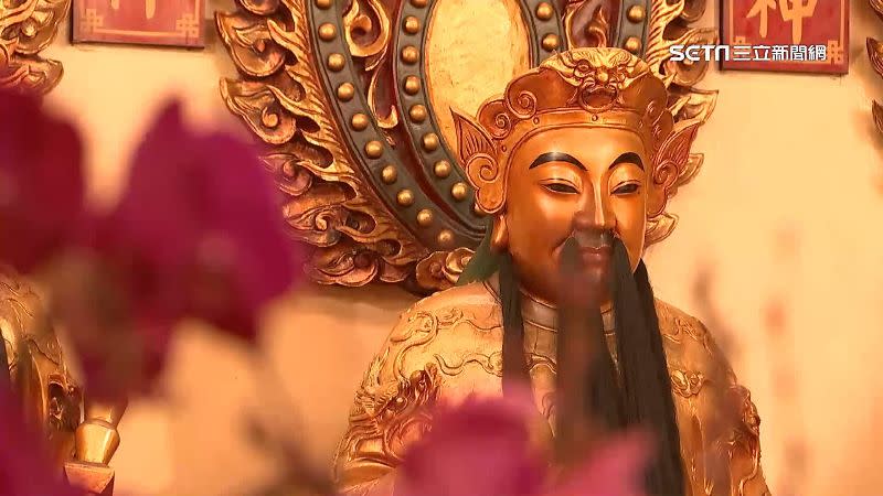 大年初三，松山霞海城隍廟一早湧入信眾來求財、保平安。