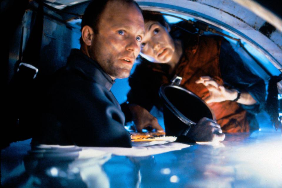 ED HARRIS, MARY ELIZABETH MASTRANTONIO, THE ABYSS, 1989