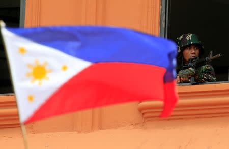 A government soldier guards a city hall compound, as government troops continue their assault against insurgents from the Maute group, who have taken over parts of Marawi City, Philippines June 22, 2017. REUTERS/Romeo Ranoco