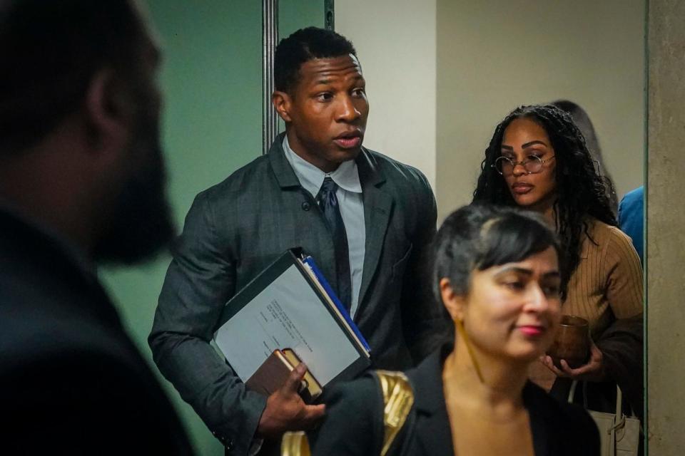 PHOTO: Actor Jonathan Majors, center, arrives at court for his domestic abuse trial, Tuesday, Dec. 5, 2023, in New York. (Bebeto Matthews/AP)