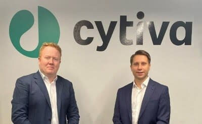 Jon Ince (left), General Manager, Australia & New Zealand, Cytiva and Guillaume Herry (right), CEO of AcuraBio, signing the contract