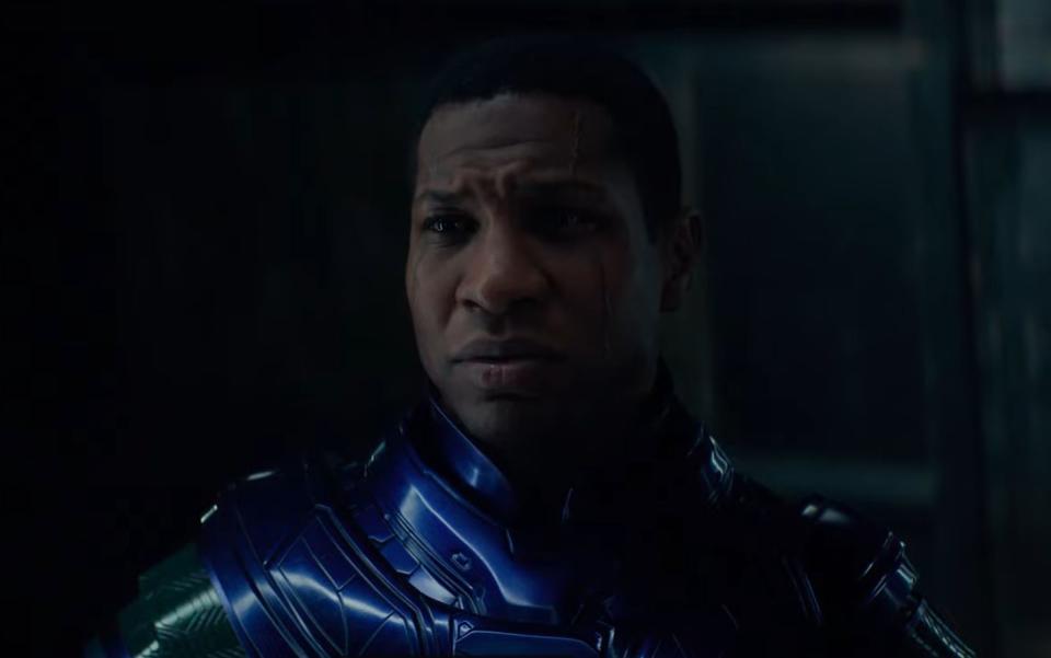 Jonathan Majors schlüpft in "Ant-Man and the Wasp: Quantumania" in die Rolle von Kang der Eroberer. (Bild: Disney/Marvel (Screenshot))