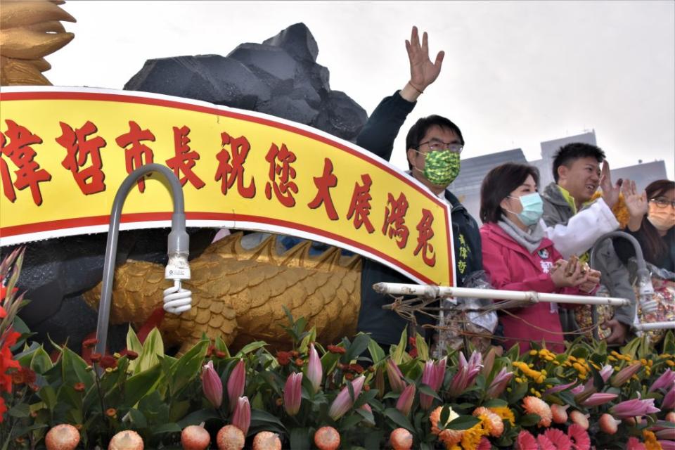 市長黃偉哲（左一）登上神轎花車沿途向民眾揮手致意。（記者翁聖權攝）