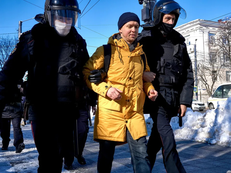VORONEZH, RUSSIA - 2022/03/06: The police arrest an anti-war activist on the streets of Voronezh on a weekend of pro and anti-war actions.
Over the weekend, pro and anti-war actions were held in Voronezh, located several hundred kilometers from the border with Ukraine. (Photo by Mihail Siergiejevicz/SOPA Images/LightRocket via Getty Images)