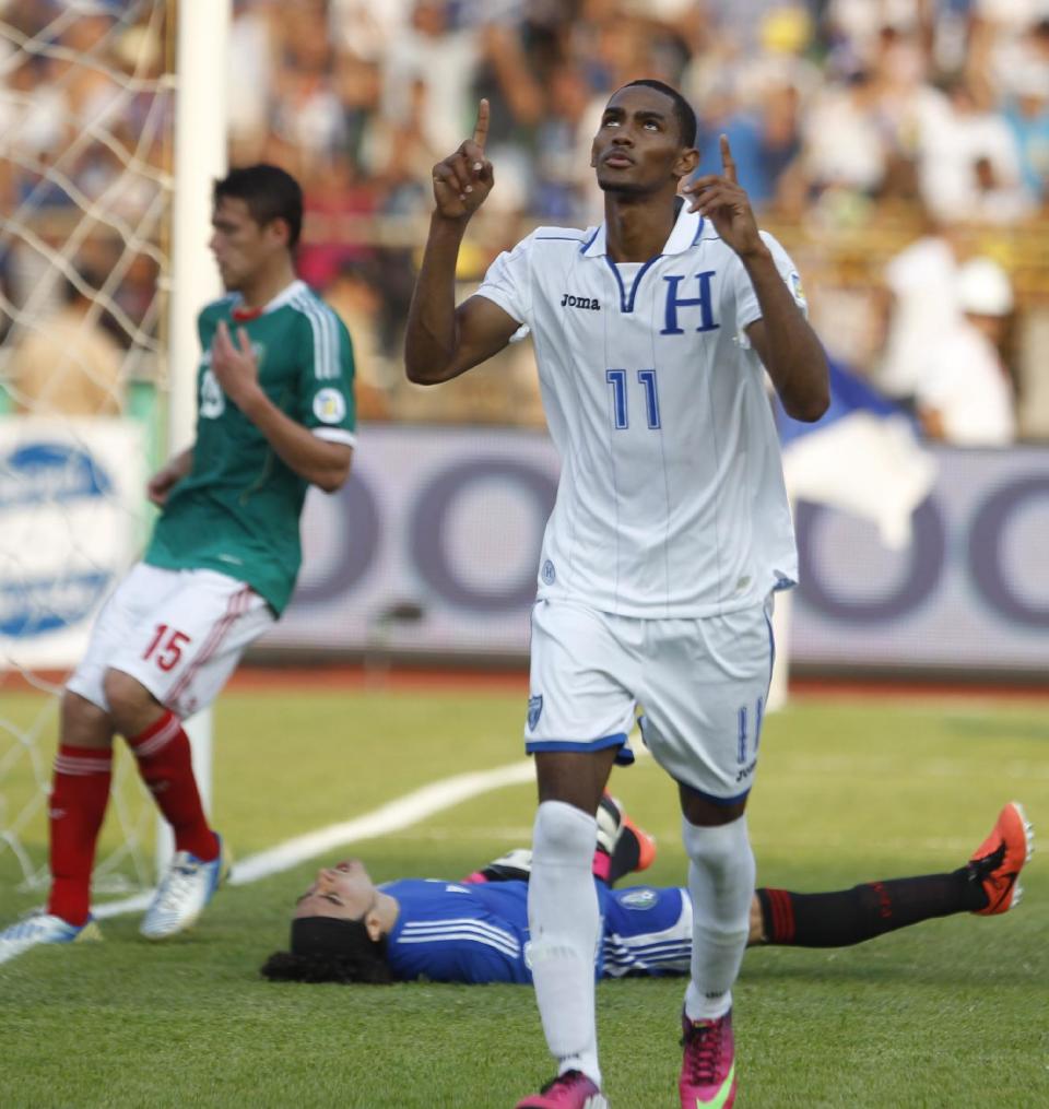 El jugador de la selección de Honduras, Jerry Bengston, festeja un gol contra México en las eliminatorias mundialista el 22 de marzo de 2013 en San Pedro Sula, Honduras. (AP Photo/Esteban Felix,File)