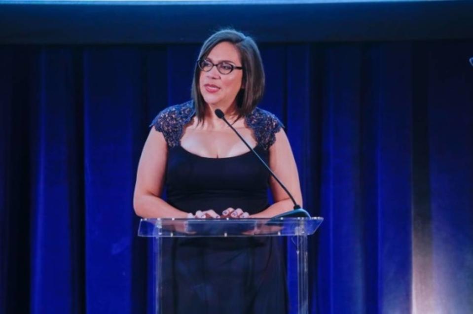 Gabriela Pacheco hablando ante el público en la gala de MALDEF en noviembre de 2019. Fue galardonada con el premio Excellent in Community Service de la organización.