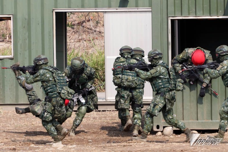 20170117-106年國軍春節加強戰備巡弋首站來到陸軍天山教練場，模擬重要目標遭到敵軍攻佔，陸軍派出特戰部隊，逐屋掃蕩敵人殘部，奪回遭到佔領的房舍。(蘇仲泓攝)