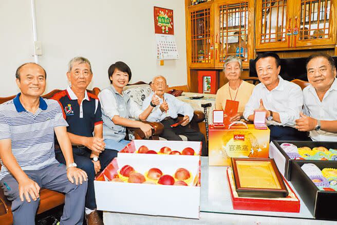 嘉義縣長翁章梁（右二）8日探視110歲黃德成（左四）及今年滿百歲的黃德成弟媳黃羅也好（右三）兩位人瑞，致贈重陽禮金祝賀。（廖素慧攝）