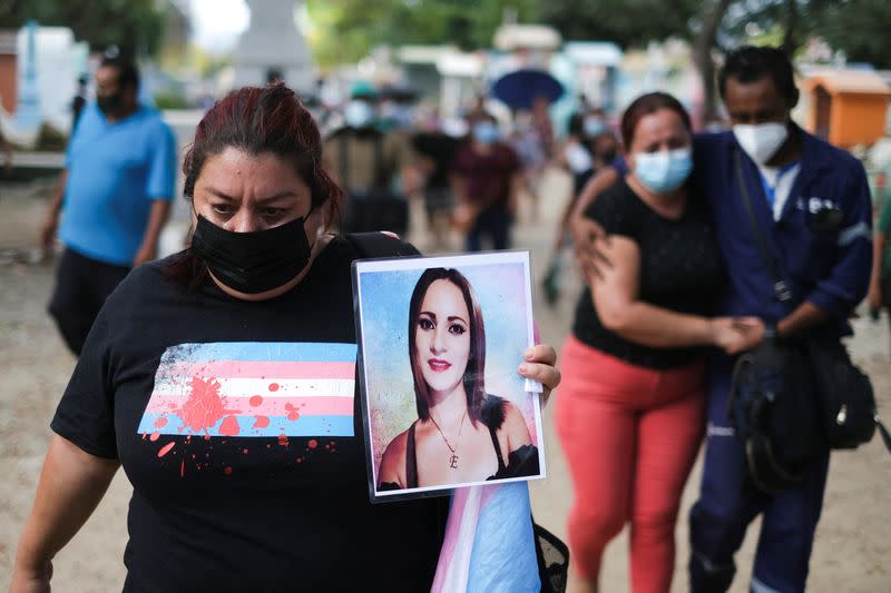 In El Salvador, discrepancy over deaths and mass graves alarms critics